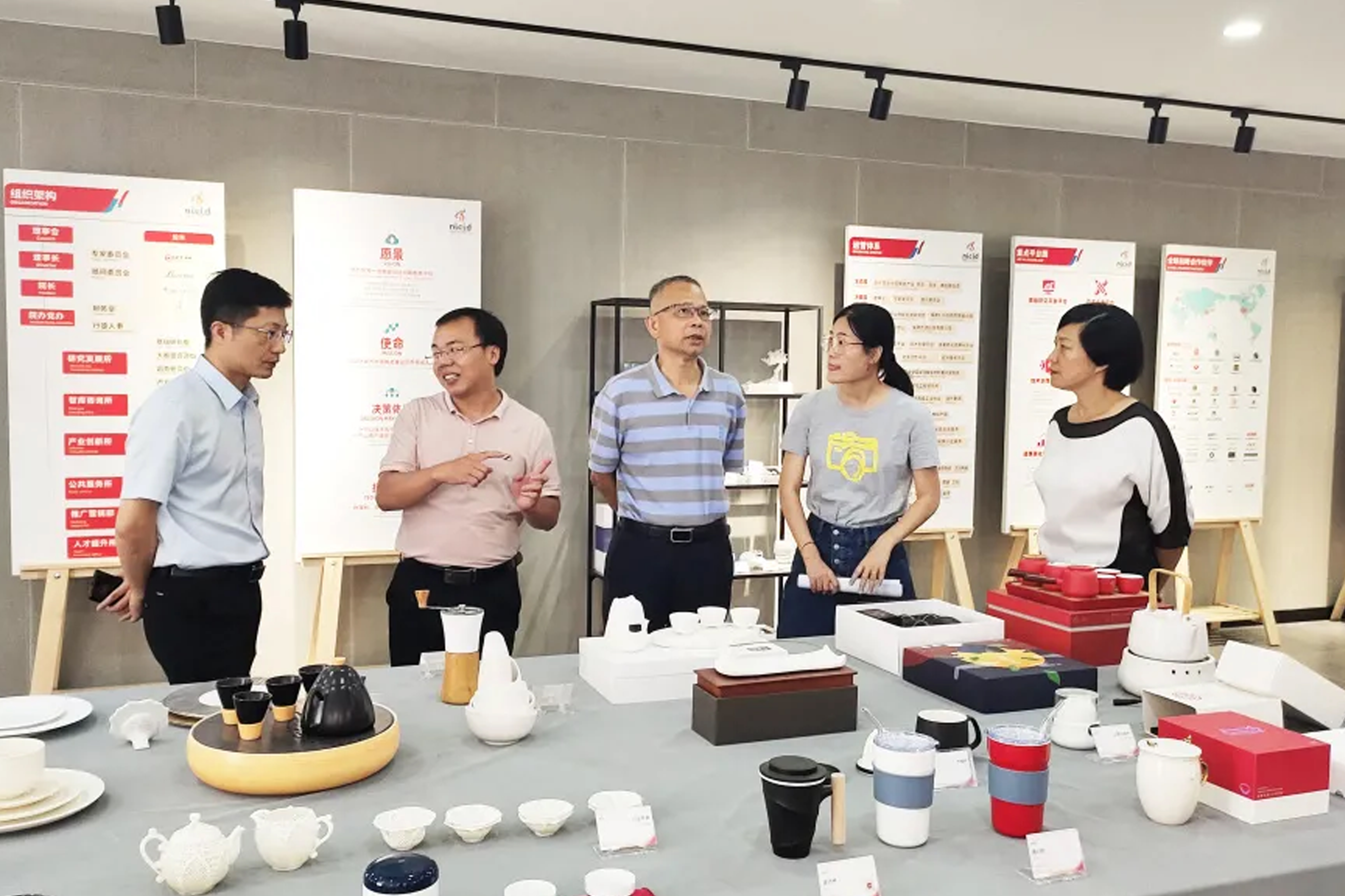 市數字辦主任施國賓一行蒞臨調研
